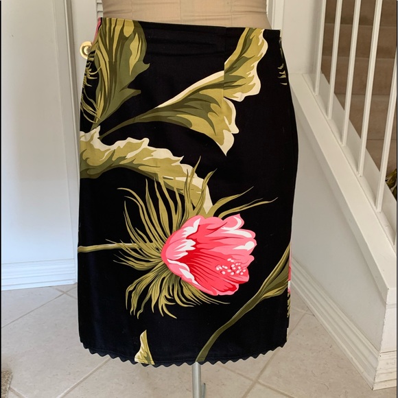 2pc ladies top and skirt, TOP size med.,sheer fabric w/body lined. Top 26” long. - Picture 4 of 7